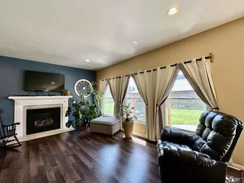 Living - 429 W Hurd, Monroe, MI 48162 photo 5 of 6