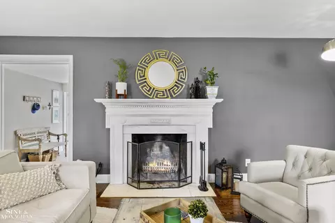 Living - 90 Stanton, Grosse Pointe Farms, MI 48236 photo 4 of 4
