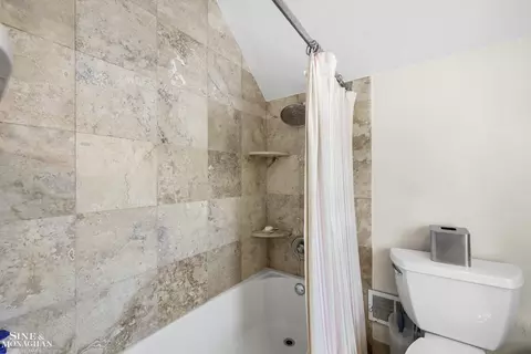 Bath - 90 Stanton, Grosse Pointe Farms, MI 48236 photo 4 of 5
