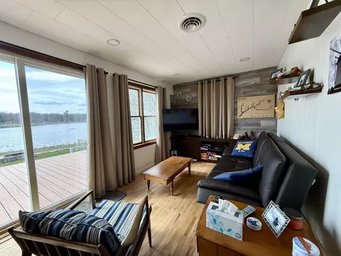 Living - 2775 Lakeshore, Gladwin, MI 48624 photo 3 of 5