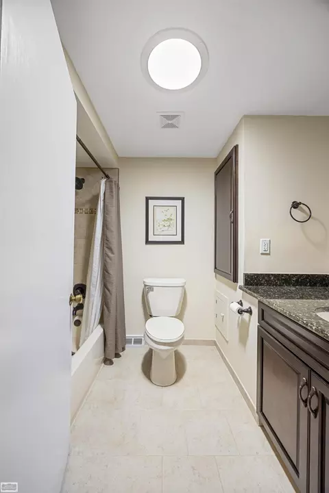 Bath - 6969 Clock Gate, Troy, MI 48098 photo 3 of 6
