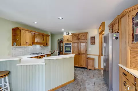 Kitchen - 6688 Keithcrest, Temperance, MI 48182 photo 2 of 4