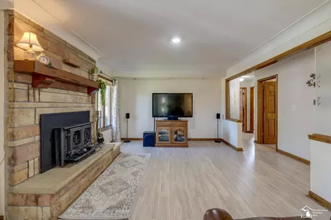 Living - 6688 Keithcrest, Temperance, MI 48182 photo 3 of 5
