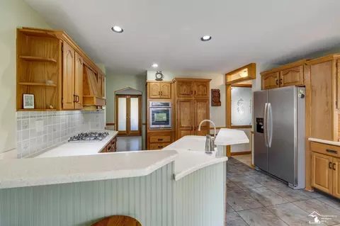 Kitchen - 6688 Keithcrest, Temperance, MI 48182 photo 4 of 4