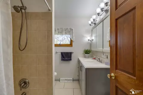 Bath - 6688 Keithcrest, Temperance, MI 48182 photo 3 of 3