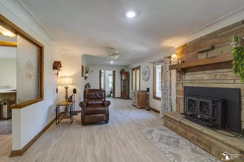 Living - 6688 Keithcrest, Temperance, MI 48182 photo 4 of 5