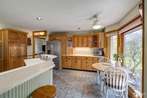 Kitchen - 6688 Keithcrest, Temperance, MI 48182 photo 3 of 4