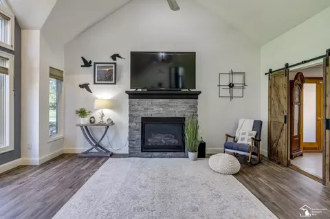 Living - 6688 Keithcrest, Temperance, MI 48182 photo 2 of 5