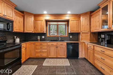Kitchen - 1077 Pineway, Gladwin, MI 48624 photo 5 of 5