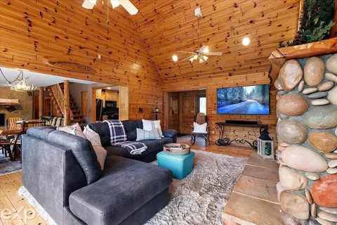 Living - 1077 Pineway, Gladwin, MI 48624 photo 4 of 4