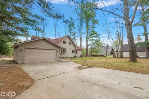 Exterior - 1077 Pineway, Gladwin, MI 48624 photo 3 of 16
