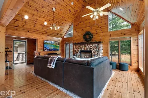 Living - 1077 Pineway, Gladwin, MI 48624 photo 1 of 4