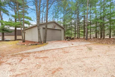 Exterior - 1077 Pineway, Gladwin, MI 48624 photo 6 of 16