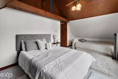 Bedroom - 1077 Pineway, Gladwin, MI 48624 photo 5 of 8