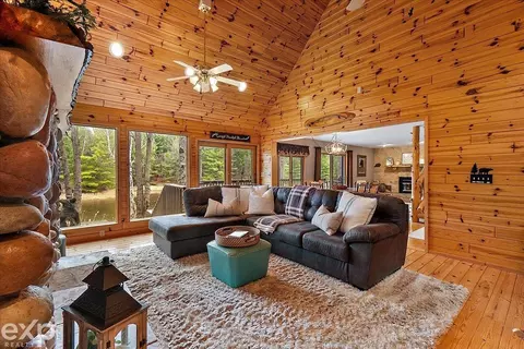 Living - 1077 Pineway, Gladwin, MI 48624 photo 3 of 4