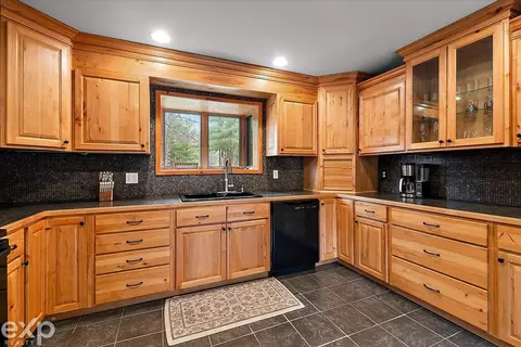 Kitchen - 1077 Pineway, Gladwin, MI 48624 photo 4 of 5