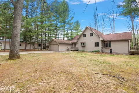 Exterior - 1077 Pineway, Gladwin, MI 48624 photo 4 of 16