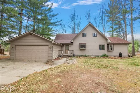 Exterior - 1077 Pineway, Gladwin, MI 48624 photo 2 of 16