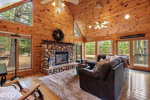 Living - 1077 Pineway, Gladwin, MI 48624 photo 2 of 4