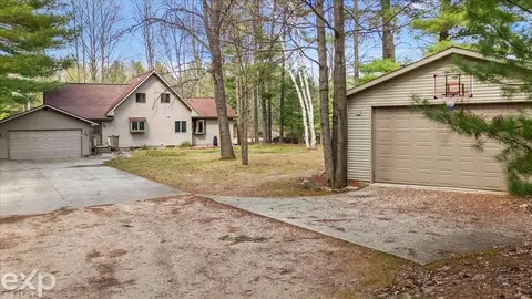 Exterior - 1077 Pineway, Gladwin, MI 48624 photo 14 of 16