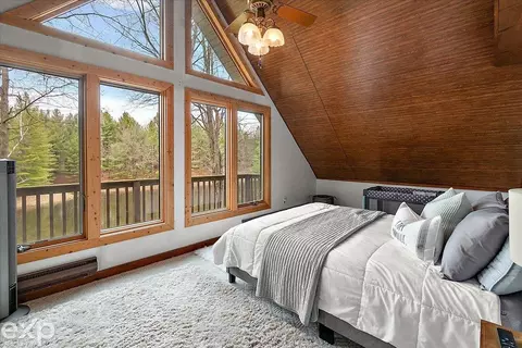 Bedroom - 1077 Pineway, Gladwin, MI 48624 photo 4 of 8