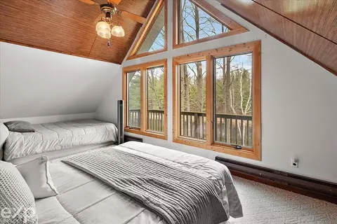 Bedroom - 1077 Pineway, Gladwin, MI 48624 photo 6 of 8