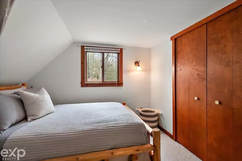Bedroom - 1077 Pineway, Gladwin, MI 48624 photo 2 of 8