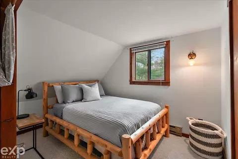 Bedroom - 1077 Pineway, Gladwin, MI 48624 photo 3 of 8