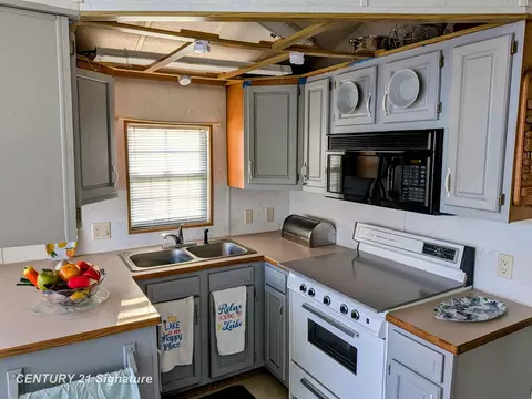 Kitchen - 965 Tyrrell, Bancroft, MI 48414 photo 3 of 3