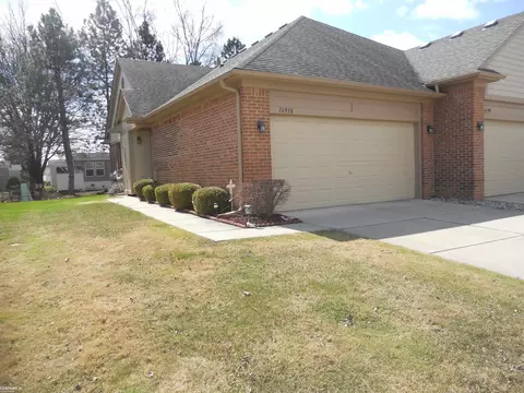 16918 Country Rdg, Macomb, MI 48044