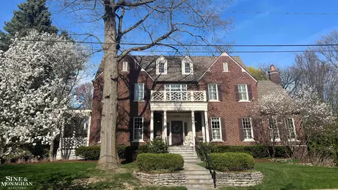 344 Washington Rd, Grosse Pointe, MI 48230