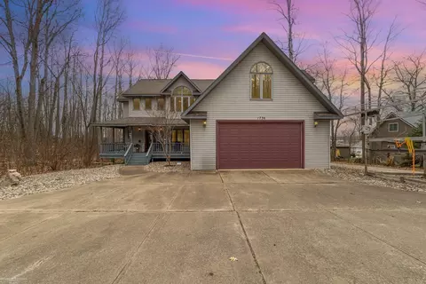 1736 W Higgins Lk, Roscommon, MI 48653