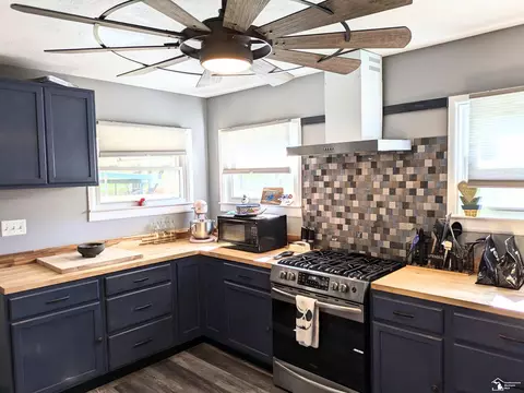 Kitchen - 17146 Smith, Riverview, MI 48193 photo 2 of 4