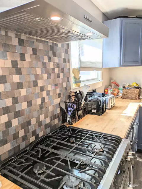 Kitchen - 17146 Smith, Riverview, MI 48193 photo 3 of 4