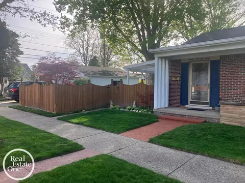 2071 Stanhope, Grosse Pointe, MI 48236 photo 2