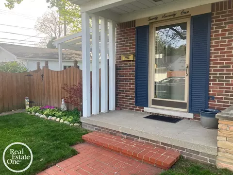 2071 Stanhope, Grosse Pointe, MI 48236 photo 3