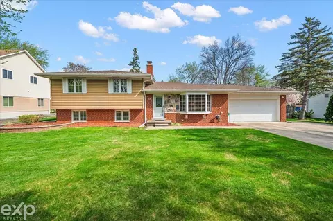 397 E Hurst, Troy, MI 48085 photo 2