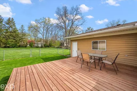 397 E Hurst, Troy, MI 48085 photo 4