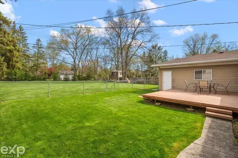 397 E Hurst, Troy, MI 48085 photo 5