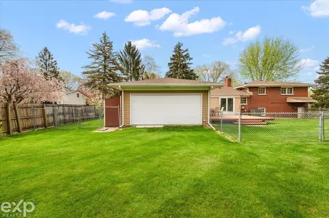 397 E Hurst, Troy, MI 48085 photo 10