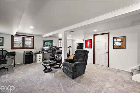 397 E Hurst, Troy, MI 48085 photo 42