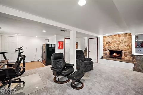 397 E Hurst, Troy, MI 48085 photo 43