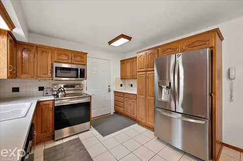 397 E Hurst, Troy, MI 48085 photo 25