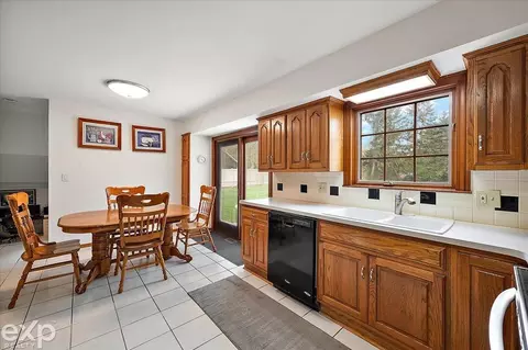 397 E Hurst, Troy, MI 48085 photo 27