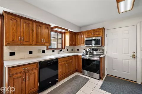 397 E Hurst, Troy, MI 48085 photo 24