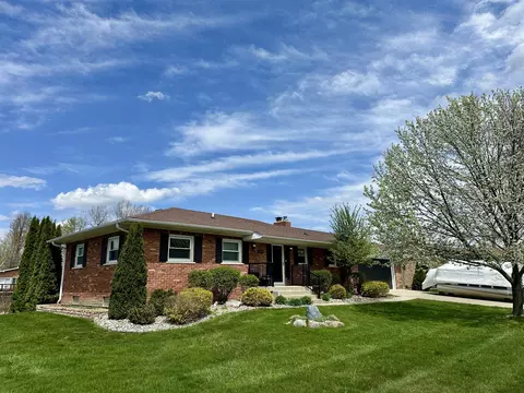2490 Golden Shrs, Fenton, MI 48430
