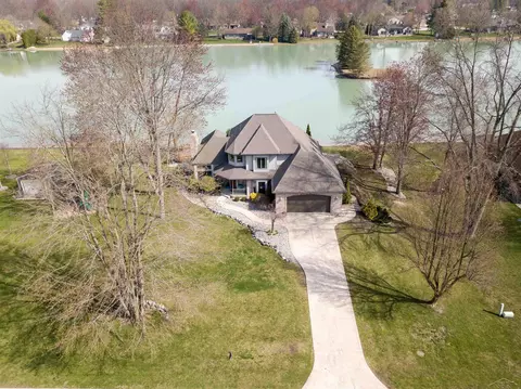 11244 S Lake Cir, Saginaw, MI 48609