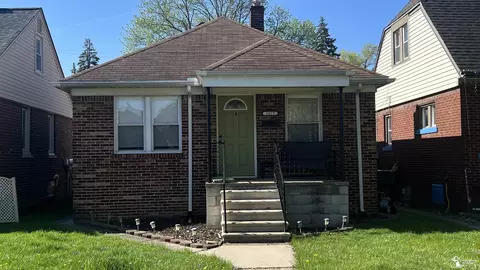 1077 Mollno St, Wyandotte, MI 48192