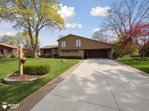 2479 Golden Shrs, Fenton, MI 48430