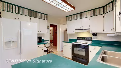 Kitchen - 5028 Sioux, Flushing, MI 48433 photo 2 of 6